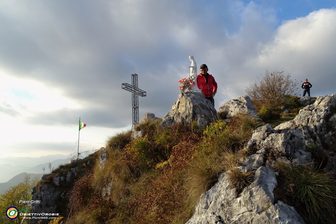 53 Dalla croce lignea vista su Madonnina e Croce .JPG